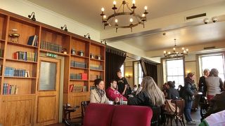 ロイヤルマイルの中間地点に位置、休憩場所に最適。