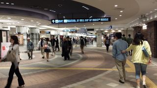 駅とデパートを結ぶ地下街