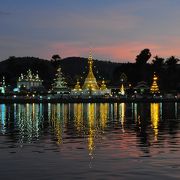 ミャンマー風の美しい寺院