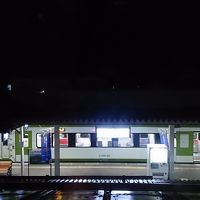 部屋から眺める夜のローカル線