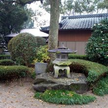 参集所手前の植栽と石燈籠による庭園。