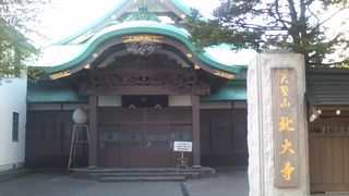 ライトグリーンの屋根が印象的なお寺です