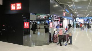 各航空会社のチェックインカウンターの手前にあります