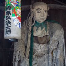 全身及び錫杖が縄で造られている弘法大師像。