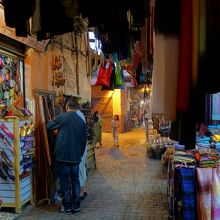夜のメディナ街並。