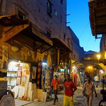 夜のメディナ街並。