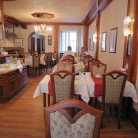 コンパクトで清潔感ある朝食レストラン