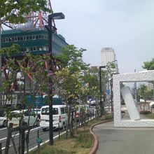 テレビ塔と作品とのコラボの風景