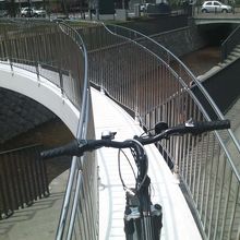 自転車も通行困難なほど幅狭い箇所もあります