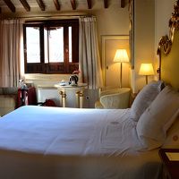 クラッシックな雰囲気の客室。アルハンブラ宮殿が見えます。