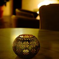 中庭のラウンジ。コーヒーなどセルフのドリンクは無料です。