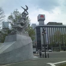 作品は丸井今井百貨店を見つめていました