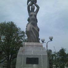 真正面から見ると普通の立像のように見えるのが不思議です