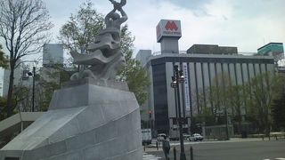 存在感抜群の像です