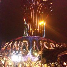 ハデハデの外観。真夜中でもホテルの周りにまで人が溢れかえる。