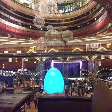 メインフロアにはショーのための小さなステージがある。