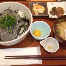 『生しらす丼』ウズラたまご、小鉢、漬け物、味噌汁で1200円