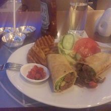 ブリトーは100MOPくらいだった。