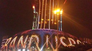 マカオらしい老舗カジノ。客はほとんど中国人の団体で卓が空かなかった。