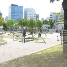 警固公園の入り口案内ボードと公園風景