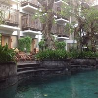 ホテルの中庭プール