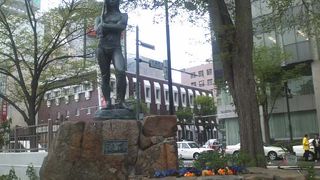 物憂げな表情が印象的な像です