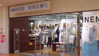 カラフルなファッションショップ