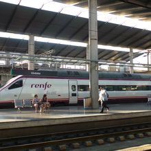 こっちは他ホームに入ってきた AVANT 