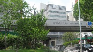 フットサルコートなどがある