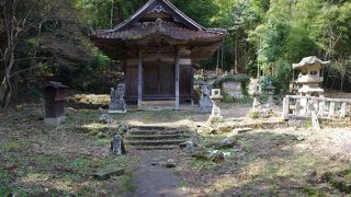 メイン通り沿いで目立つが手入れがされてない毛利元就を祀った神社。