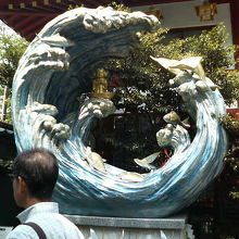 波の中心に金のえびす様がいらっしゃいます。