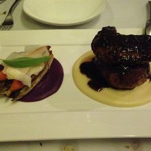 メイン　黒豚のハンバーグ　フォアグラが載ってました