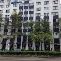 中央駅前の大通りにあり