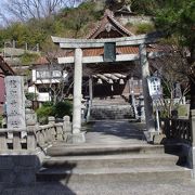 後ろの岩込みで見ないと魅力が半減してしまう（らしい）神社