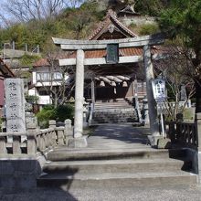 龍御前神社鳥居。後の岩を入れそこなってしまった。