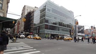 いろいろな表情を見せる通りです。