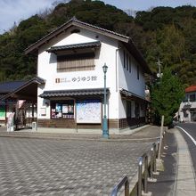 温泉津湾のすぐ脇に建つ観光協会ゆうゆう館