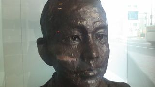 都心のビルの１F部分にひっそりと胸像が設置されています