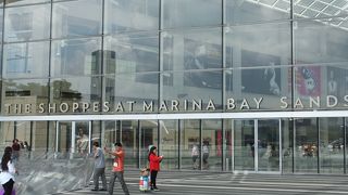 マリーナベイサンズにある巨大なショッピングモール