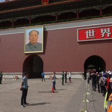 ボランティアと称する私服の怪しい団体が警備に混じってました