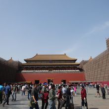 門をくぐって奥まで行く紫禁城があります。