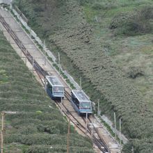 途中で上り線と下り線がすれ違う