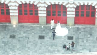 シティ駅近くの、「ペニンシュラ エクセルシオール ホテル」の目の前 