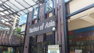 セントーサ島にある、アジアンレストラン。チキンライス、絶品でしたよ。