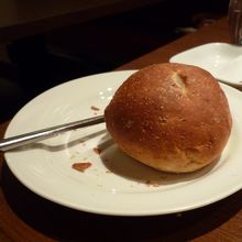 パンは熱々で何回もサービス