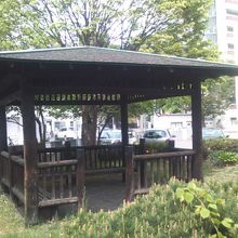 隣接するあずまやの様子