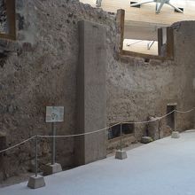 有名な漁師の壁画が見つかった建物です。