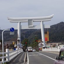 宇迦橋という橋を越えた出雲大社側に立っている大鳥居