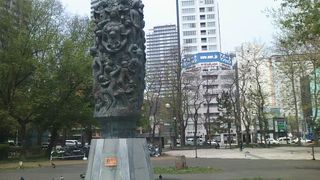 ダイナミックな存在感がある大きな像です