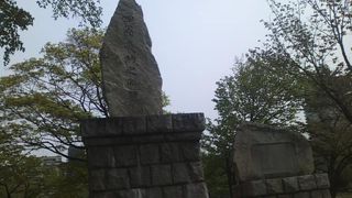 台座の立派さに驚かされる碑です